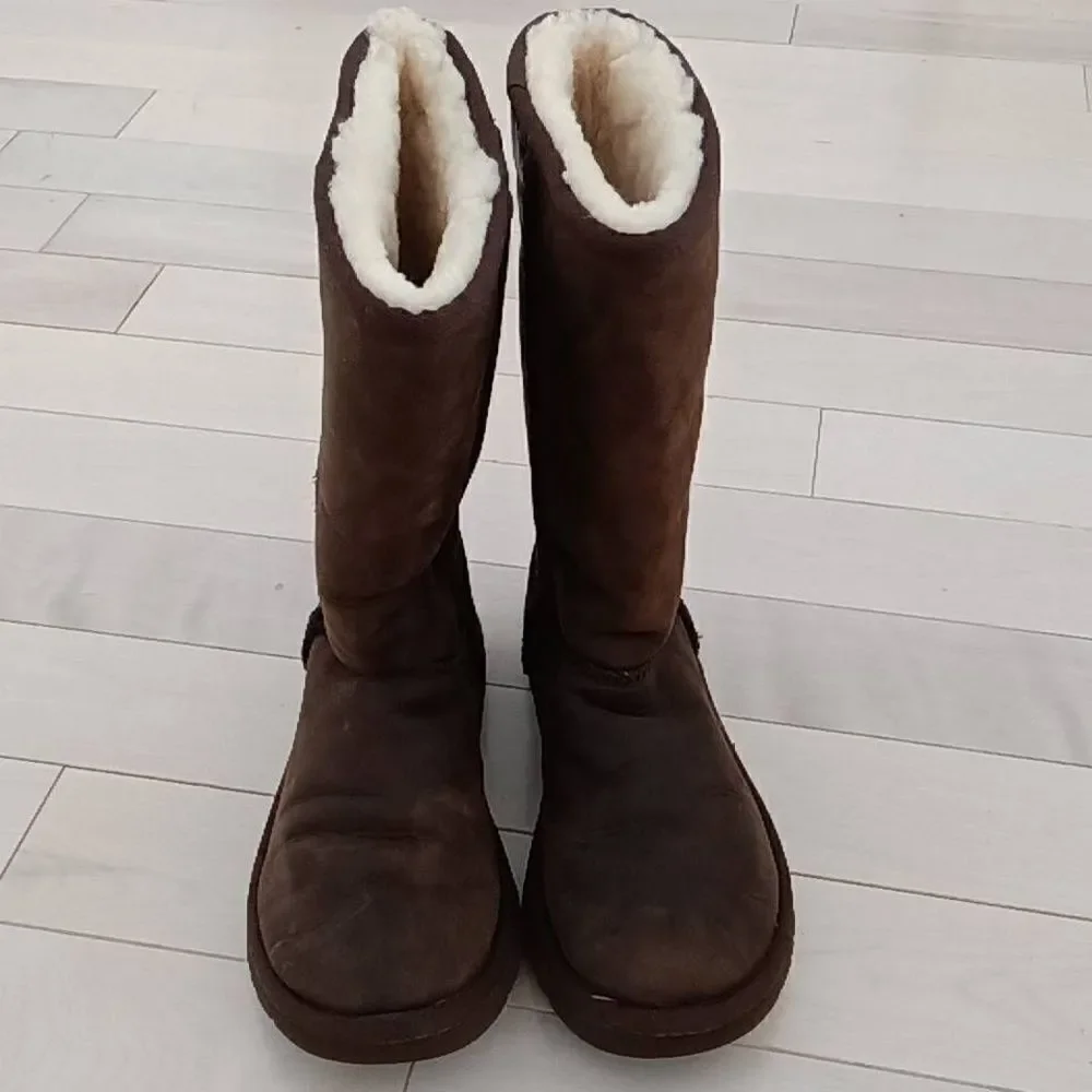 UGG Australia Women's Brown Suede Round Toe Pull-On Classic Short Boot Size 6